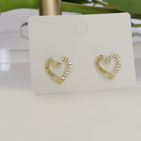 Gold heart shaped earrings - Picture 3 of 3